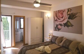 6 bedrooms, travel cot, free WiFi, bed sheets - Stunning home in Sayalonga with WiFi (Sayalonga)