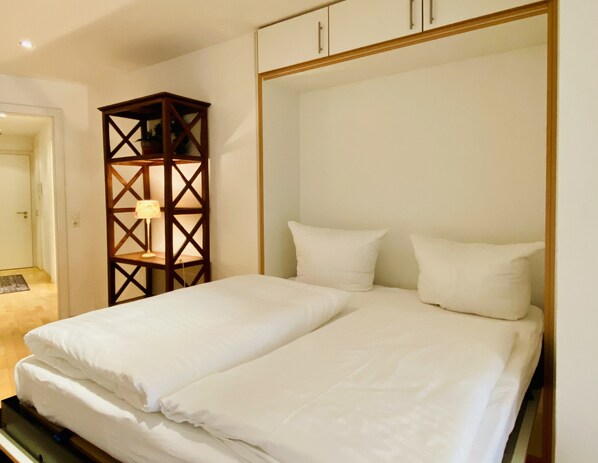 2 bedrooms, desk, WiFi