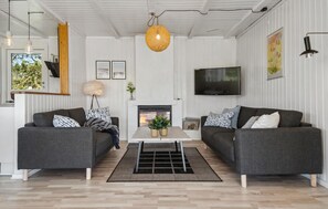 TV, stereo - Amazing home in Blåvand with WiFi (Blåvand)