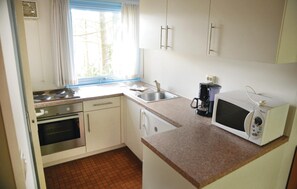 Een koelkast, een kookplaat, een koffiezetapparaat/waterkoker