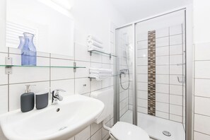 Dusche, Haartrockner, Handtücher