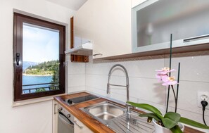 ثلاجة، موقد طهي مسطح، ماكينة لصنع القهوة/الشاي