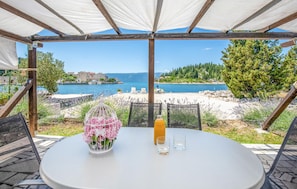 تناول الطعام بالخارج