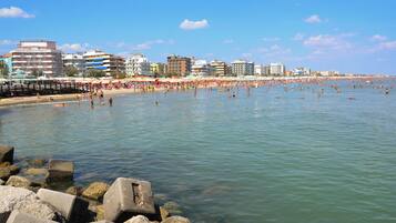 Una spiaggia nelle vicinanze