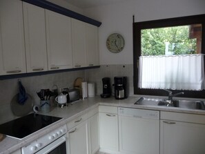 Kühlschrank, Mikrowelle, Ofen, Geschirrspüler