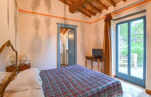 7 bedrooms, travel cot, free WiFi, bed sheets