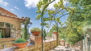 A stone building with a window overlooking a garden. - Cozy home in Castiglion F. AR (Castiglion F. AR)