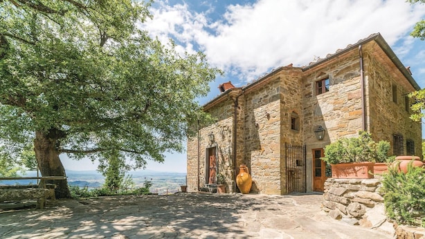 A stone building with a rustic appearance, featuring a stone staircase leading to a wooden door, and a view of the landscape in the background. - Cozy home in Castiglion F. AR (Castiglion F. AR)