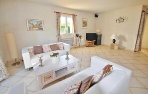 Fireplace - Gorgeous home in Salernes (Salernes)
