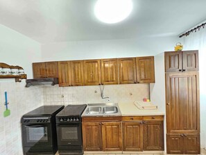 Fridge, oven, stovetop