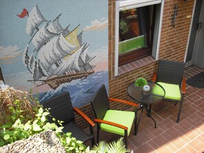 Outdoor dining - 3. 2-room apartment 3, 70m ², Sout. - House Gori (Scharbeutz)