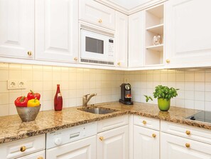 Kühlschrank, Geschirrspüler, Wasserkocher mit Kaffee-/Teezubehör