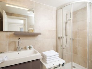 Dusche, Haartrockner, Handtücher