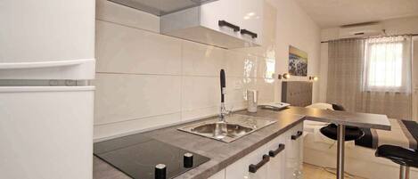 Fridge, microwave, stovetop, coffee/tea maker