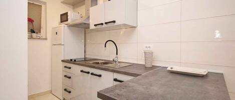 Refrigerador, microondas, parrilla de estufa y cafetera y tetera