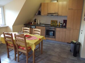Kühlschrank, Ofen, Geschirrspüler, Wasserkocher mit Kaffee-/Teezubehör
