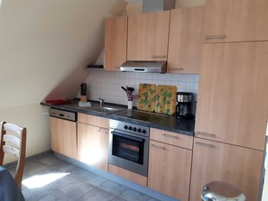 Kühlschrank, Ofen, Geschirrspüler, Wasserkocher mit Kaffee-/Teezubehör