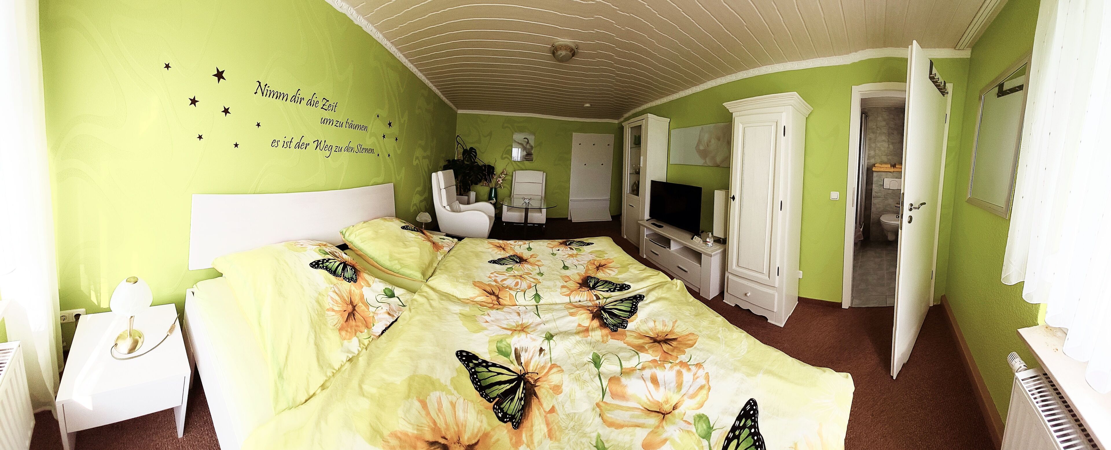 1 bedroom, travel cot