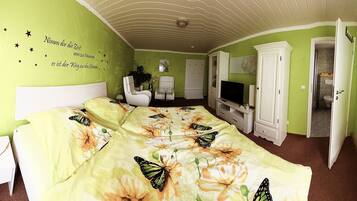 1 bedroom, travel cot