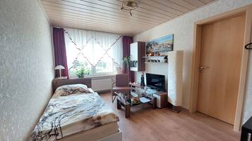 1 bedroom, travel cot