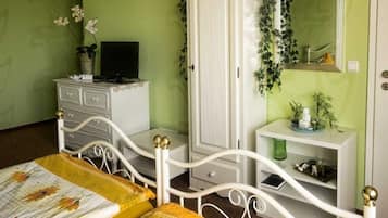 1 bedroom, travel crib