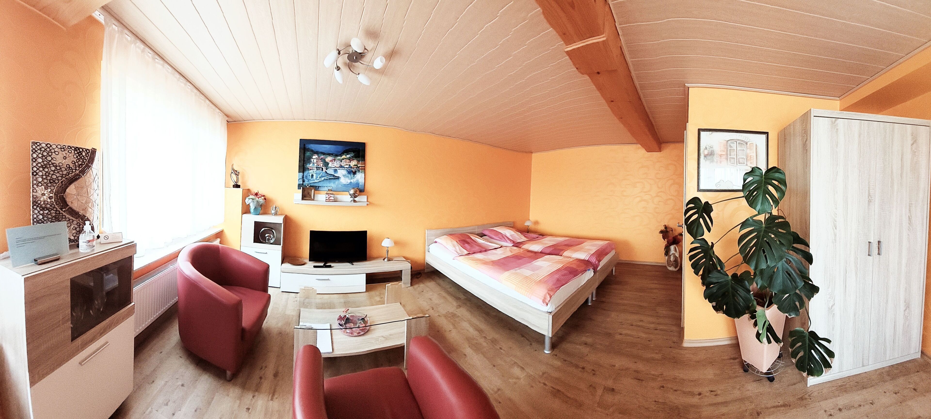 1 bedroom, travel crib