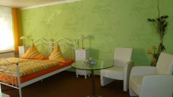 1 bedroom, travel crib