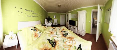 1 Schlafzimmer, Reisekinderbett