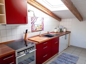 Kühlschrank, Ofen, Geschirrspüler, Wasserkocher mit Kaffee-/Teezubehör