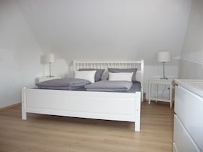 3 bedrooms, in-room safe, desk, iron/ironing board