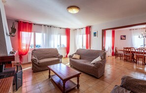 Una televisión, una chimenea, un reproductor de DVD, un futbolín