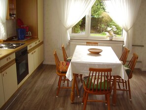 Kylskåp, mikrovågsugn, ugn och barnstol