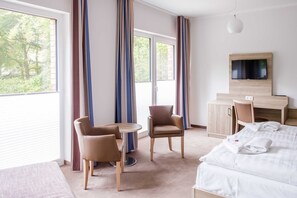 1 quarto, cofres nos quartos, escrivaninha, berço de viagem