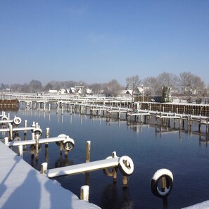 A frozen outdoor area with metal structures and a clear sky. - Apartment "wheelhouse" - apartment / apartments (Lembruch)