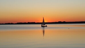 A calm body of water with a sailboat in the center. - Apartment "wheelhouse" - apartment / apartments (Lembruch)