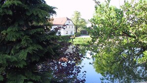 Blick auf ein Seeufer mit einem Haus im Hintergrund.