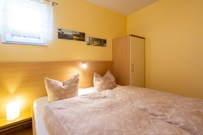 2 bedrooms, WiFi, bed sheets - Vacation home 06 and terrace - Holiday apartments with terrace in Sellin for (Sellin)