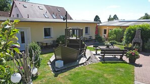Outdoor dining - Vacation home 06 and terrace - Holiday apartments with terrace in Sellin for (Sellin)