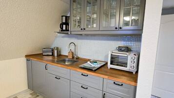 Kühlschrank, Wasserkocher mit Kaffee-/Teezubehör, Wasserkocher, Toaster