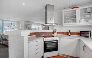 Køleskab, kogeplade, opvaskemaskine, kaffe-/temaskine