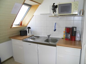 Frigorifero, microonde, seggiolone