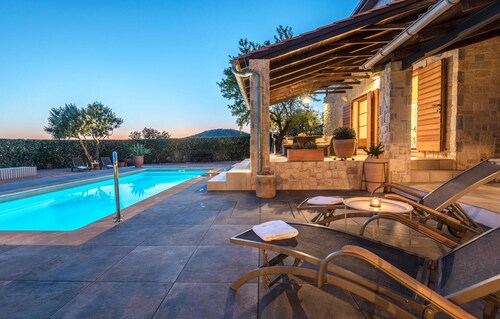 Lovely home in Jadrija with WiFi