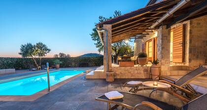 Lovely home in Jadrija with WiFi