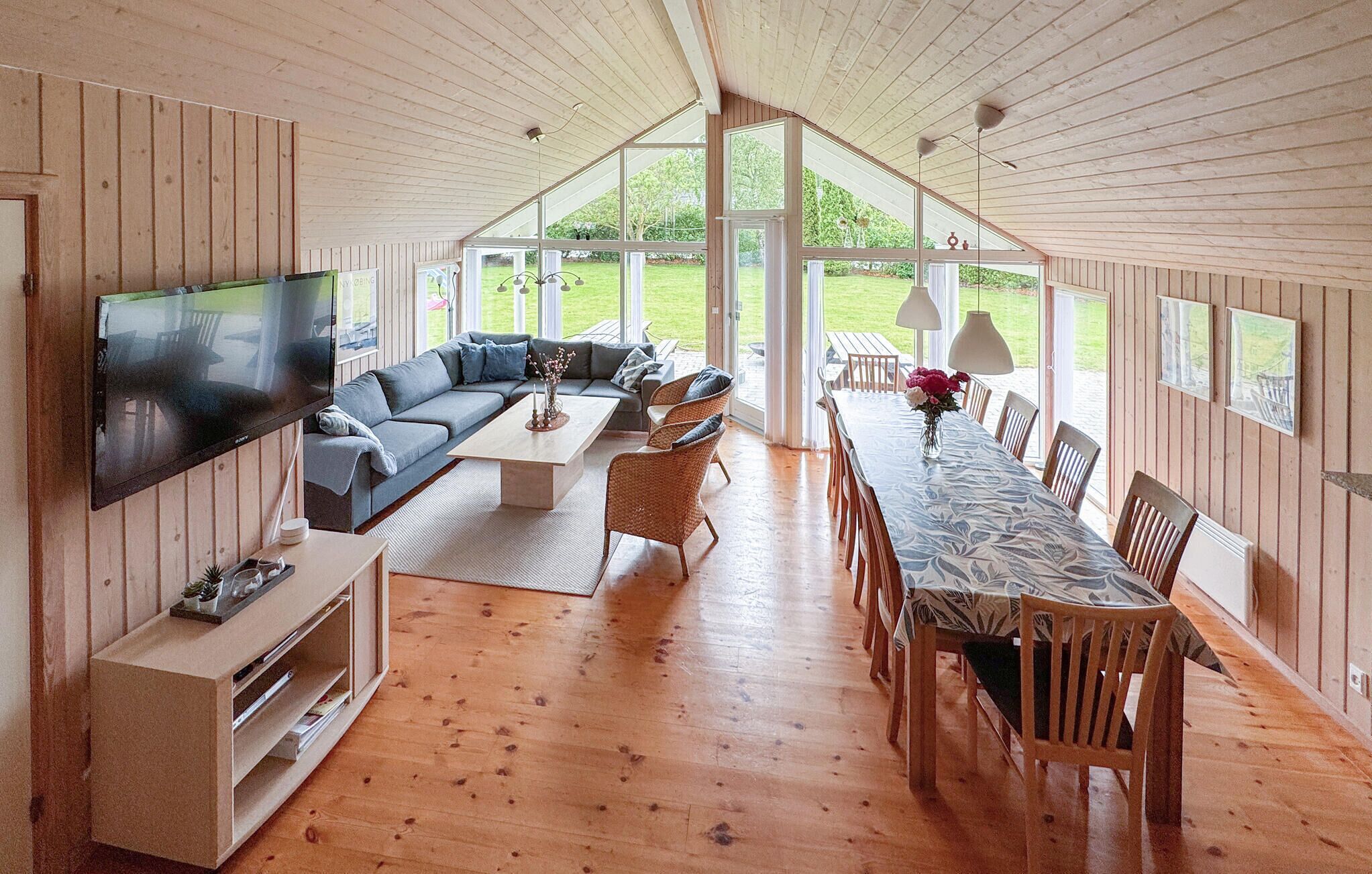 Télévision, cheminée, lecteur de DVD, table de tennis de table