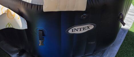 Tina de hidromasaje al aire libre