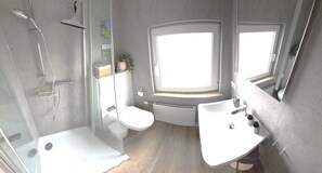 Dusj, hårføner og håndklær