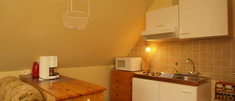 Kühlschrank, Mikrowelle, Wasserkocher mit Kaffee-/Teezubehör