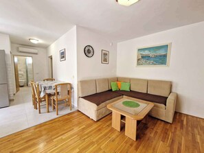 TV - Holiday flat with air conditioning and terrace (Baška)