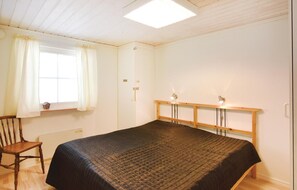 3 bedrooms, travel cot