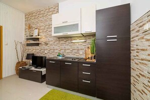 Fridge, stovetop, coffee/tea maker, cookware/dishes/utensils - Holiday apartment with outdoor swimming pool and terrace (Crikvenica)